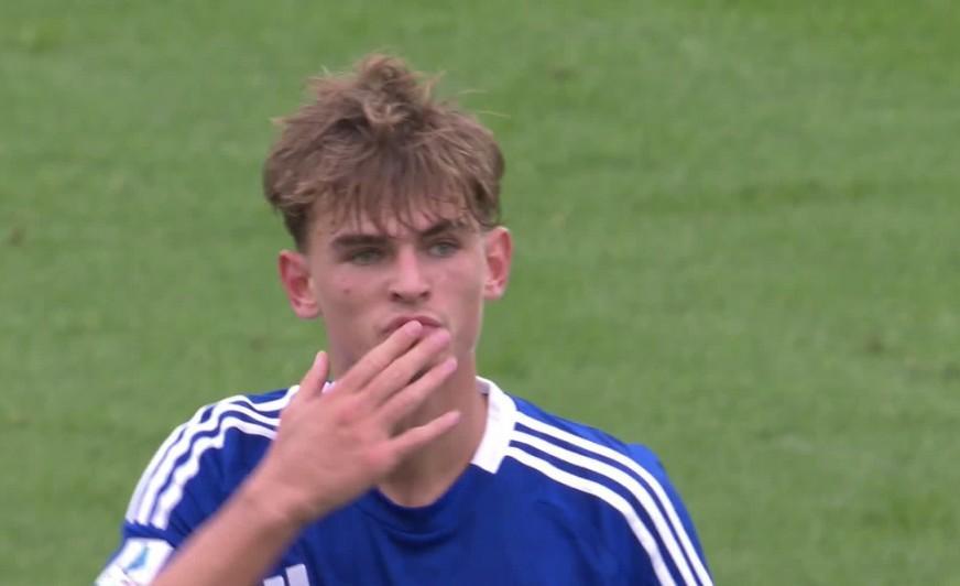 足球迷们追 足球迷们追